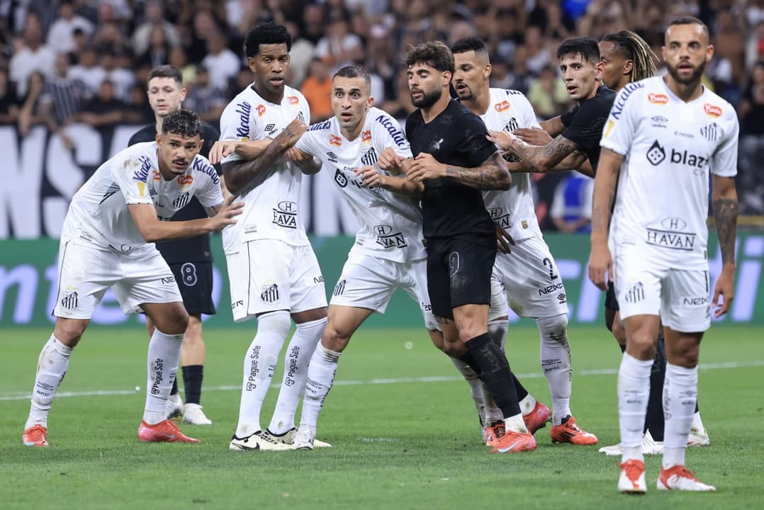 O zagueiro Gil lamentou a ausência de Neymar no clássico contra o Corinthians. (Foto: Marcello Zambrana/AGIF)