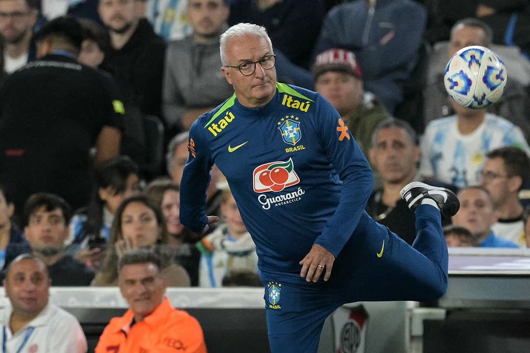 Técnico Dorival Junior em Argentina x Brasil. (foto: JUAN MABROMATA / AFP)