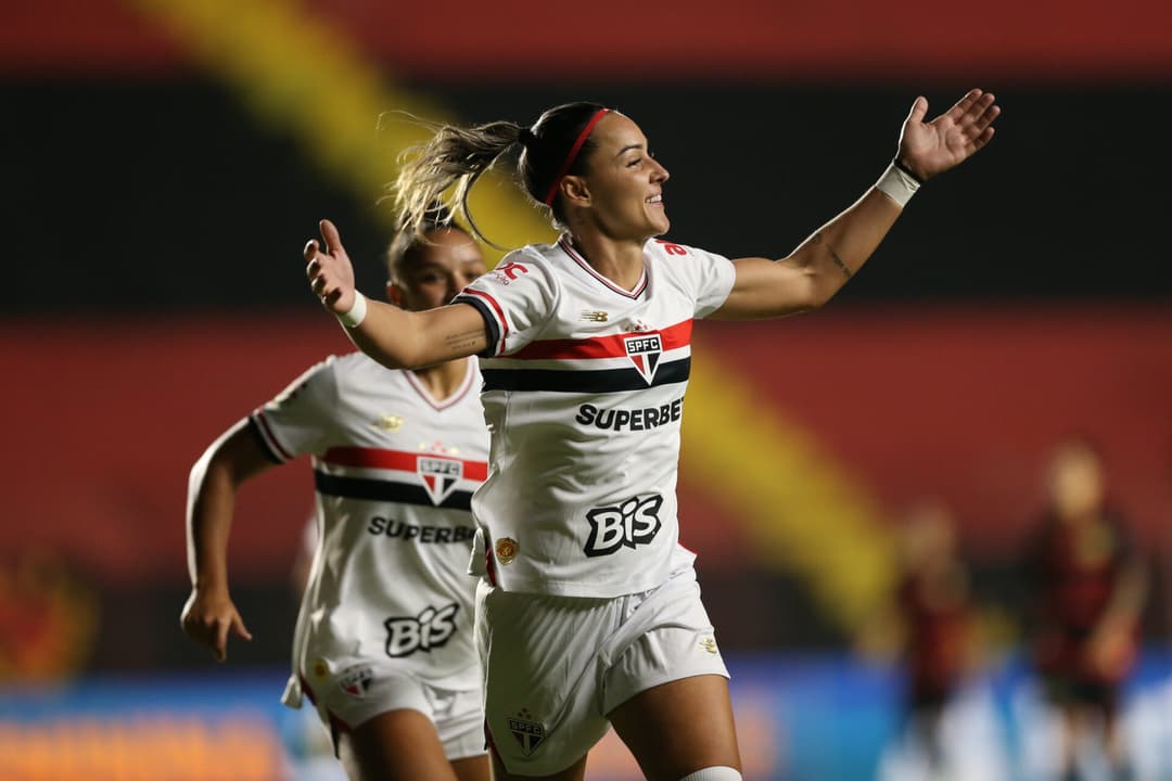 Giovanna Crivelari comemora seu gol em Sport e São Paulo. pela Supercopa do Brasil Feminina, na Ilha do Retiro. (Foto: Marlon Costa/AGIF)