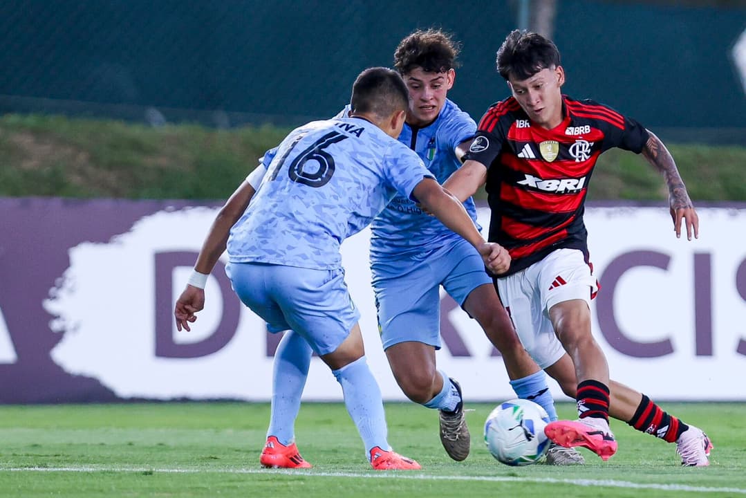 Jorge Mora, do Flamengo, tenta passar pela marcação do O’Higgins, na Libertadores Sub-20
