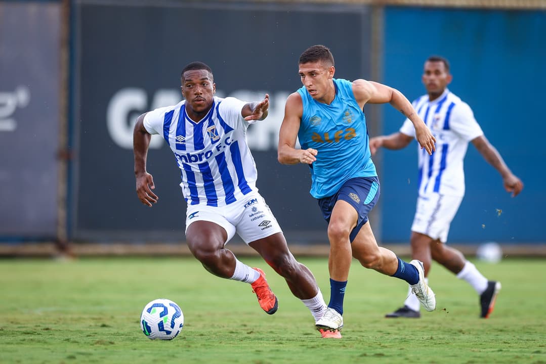 Monsalve com a bola no jogo-treino entre Grêmio e Azuriz. (Foto: Lucas Uebel/Grêmio FBPA)
