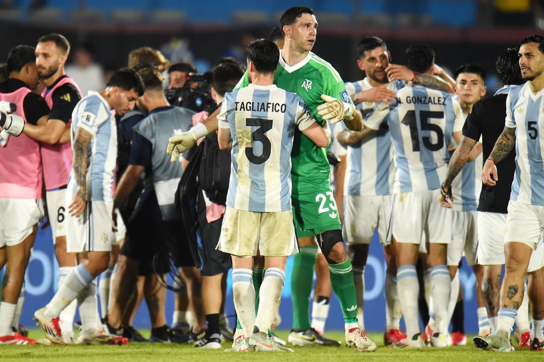Tagliafico celebra com Dibu Martínez vitória da Argentina sobre o Uruguai