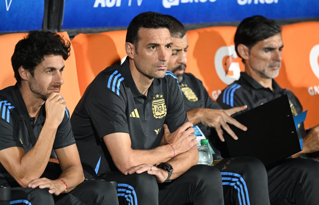 Técnico da Argentina, Scaloni observa jogo contra o Uruguai, pelas Eliminatórias