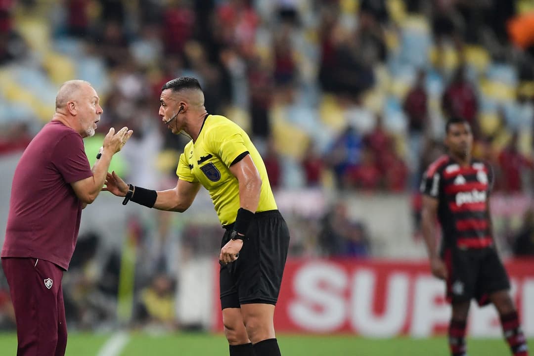 Técnico do Fluminense, Mano Menezes conversa com Yuri Elino durante final do Carioca
