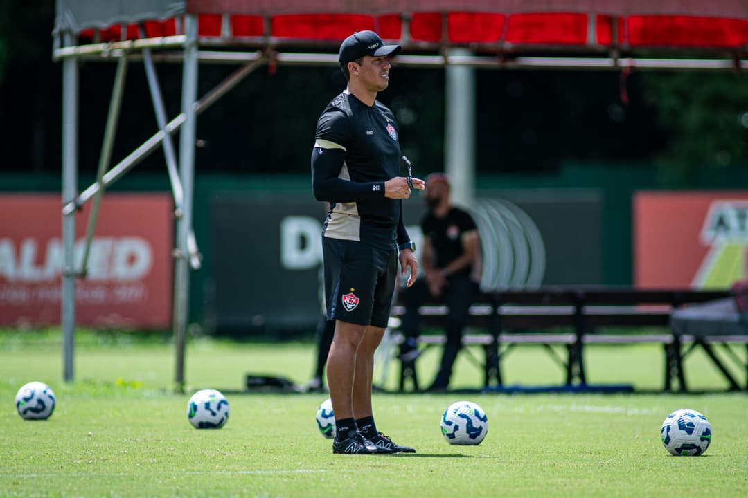 Thiago Carpini comanda treino do Vitória Foto: Victor Ferreira / EC Vitória