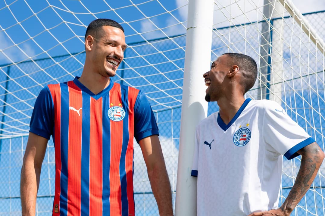 Gabriel Xavier e Ademir com os novos uniformes do Bahia Foto: Divulgação / EC Bahia