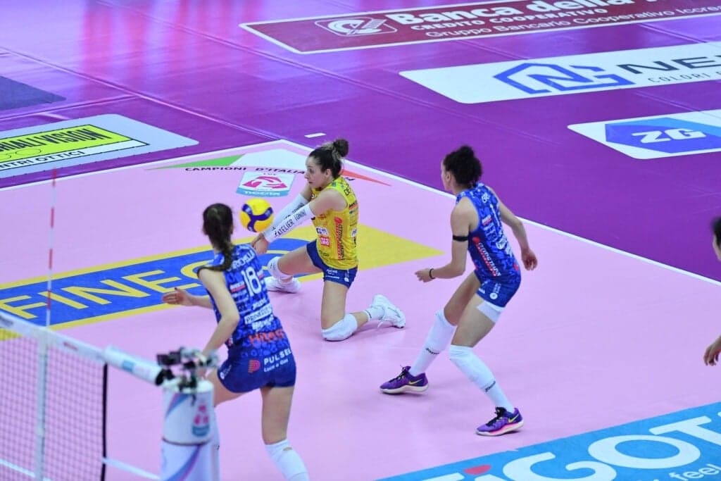 Time de Gabi Guimarães no 1º jogo da semifinal do campeonato italiano. (Foto: M. Gregolin)