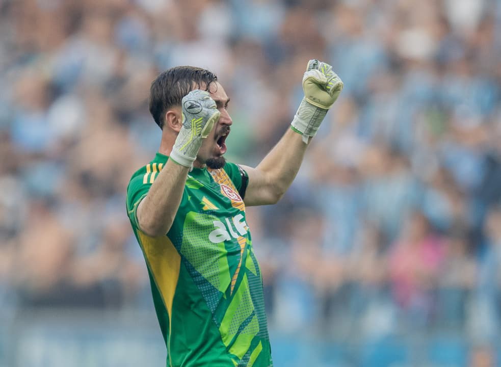 Anthony, goleiro do Internacional, comemora gol durante partida contra o Grêmio