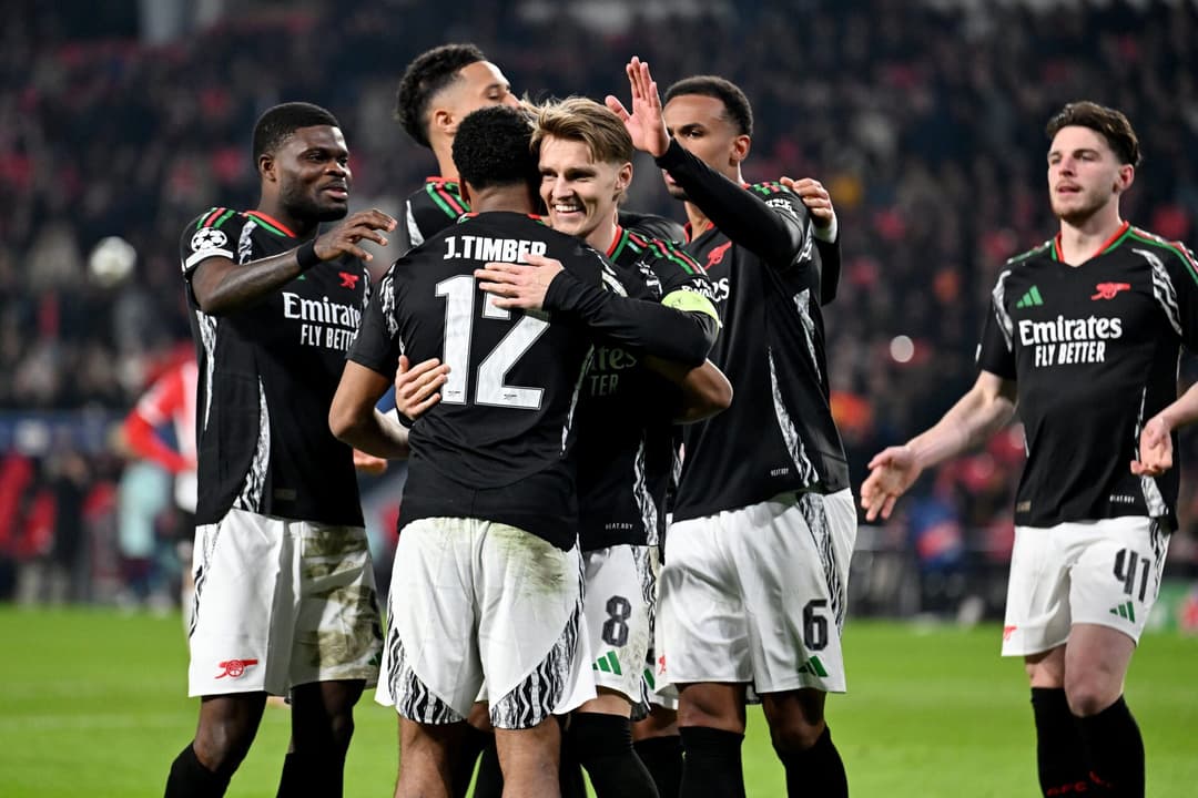 Jogadores do Arsenal comemorando um dos sete gols na goleada por 7 a 1 contra o PSV pela Champions