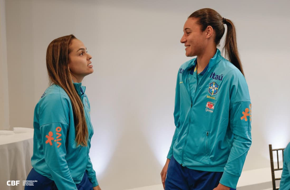 Gabi Portilho e Lorena conversam no hotel em Los Angeles. (Foto: Rafael Riberio/ CBF)