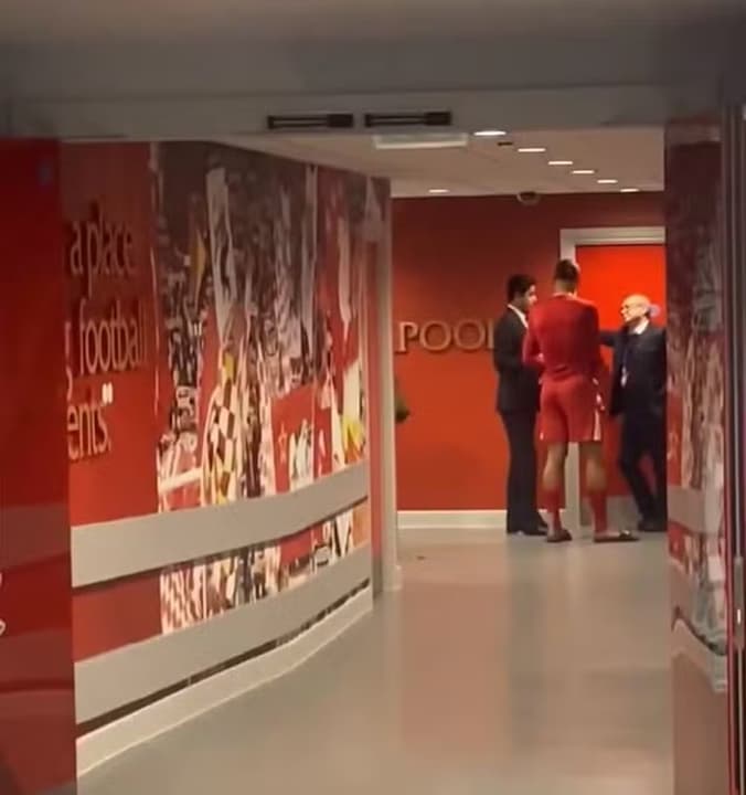 Van Dijk é visto conversando com dirigentes do PSG nos vestiários de Anfield