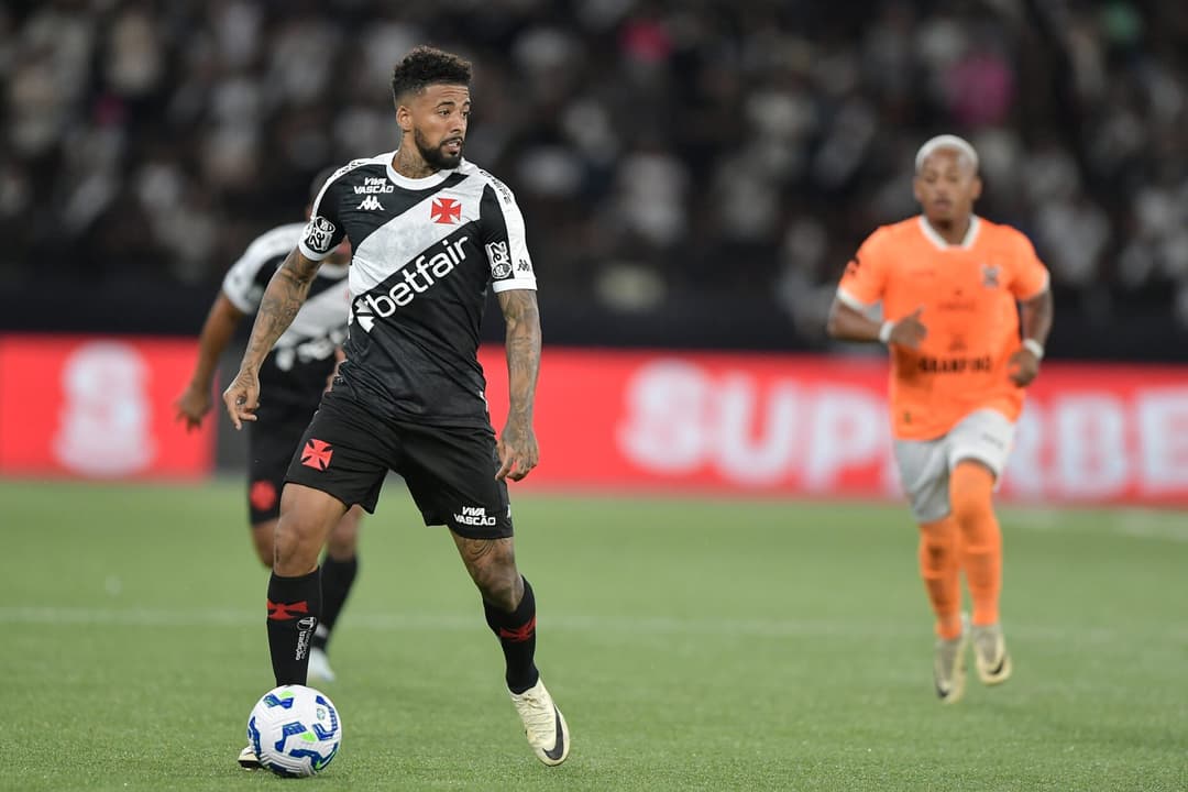 Paulinho em ação pelo Vasco contra o Nova Iguaçu pela Copa do Brasil