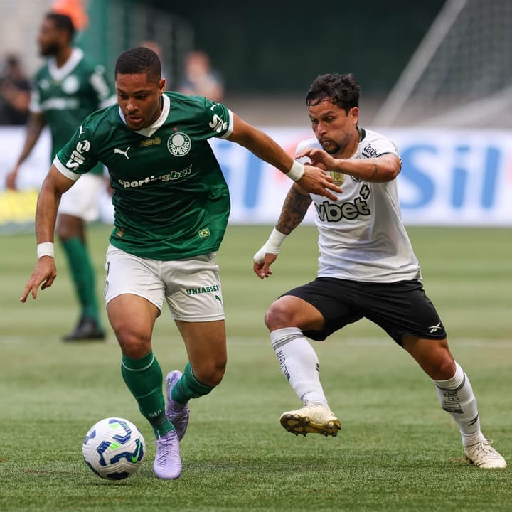 Vitor Roque em ação pelo Palmeiras contra o Botafogo
