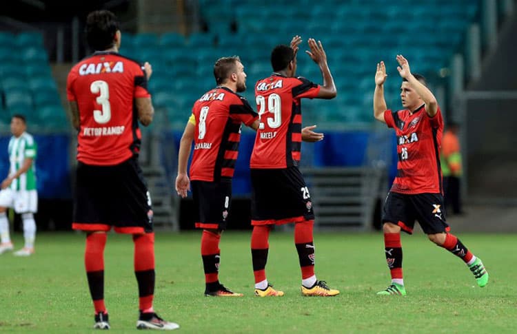 Elenco do Vitória comemora triunfo diante do Coritiba pela Sul-Americana 2016 Foto: Divulgação / Conmebol