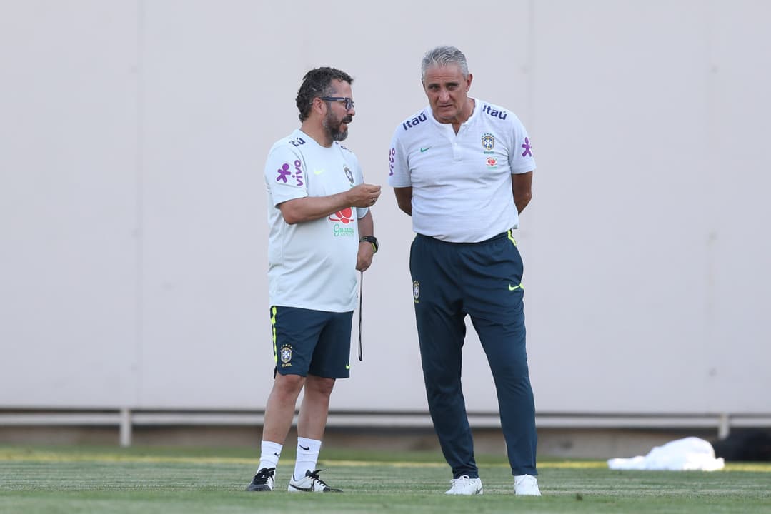 César Xavier é aguardado no CT Rei Pelé nesta terça-feira (29). Novo técnico será anunciado oficialmente em breve. (Foto: Cléber Xavier e Tite. Lucas Figueiredo/CBF)
