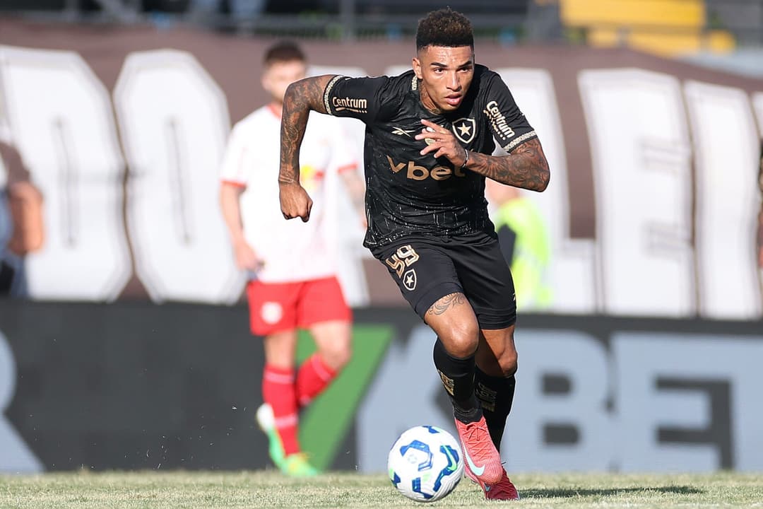 Igor Jesus em ação em Bragantino x Botafogo (Foto: Vítor Silva/Botafogo)