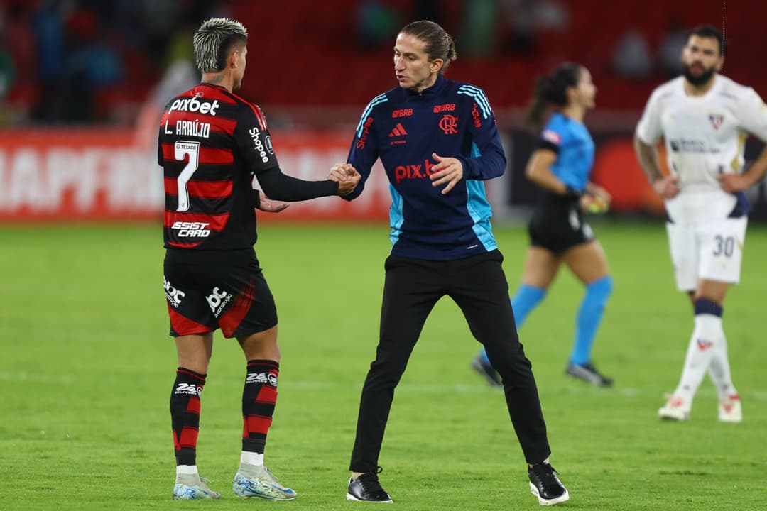 Filipe Luís com Luiz Araújo (Foto: Gilvan de Souza/Flamengo)