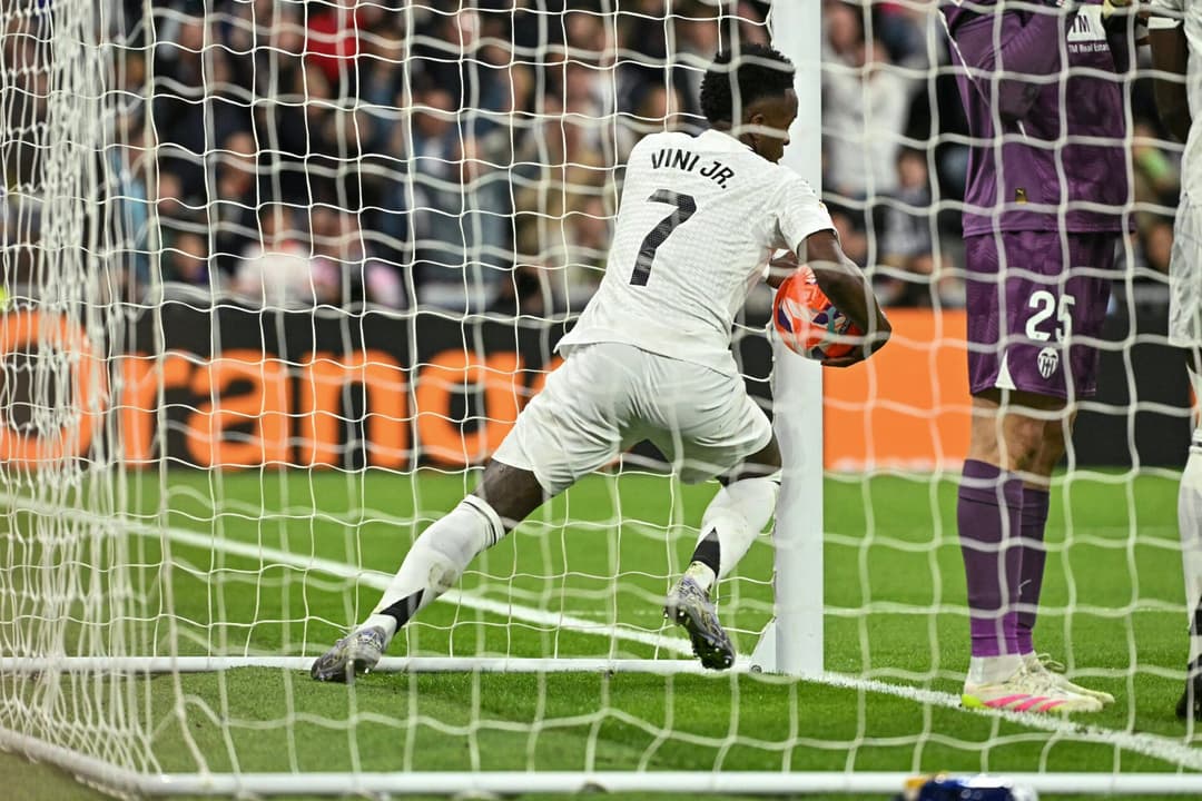 Vini Jr marca em Real Madrid x Valencia. (Foto: Javier Soriano / AFP)