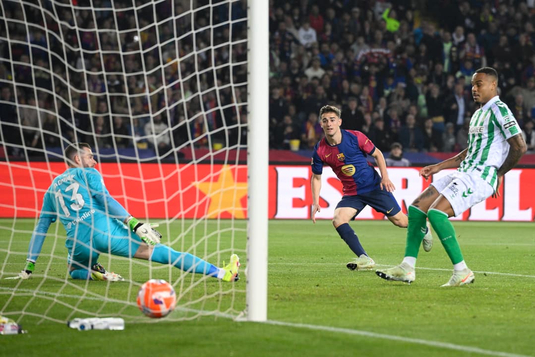 Gavi foi titular e marcou no último fim de semana no empate do Barcelona em 1 a 1 com o Real Betis (Foto: Josep LAGO/AFP)