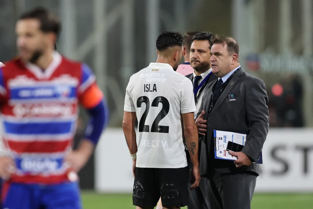 Partida entre Colo-Colo e Fortaleza foi interrompida após invasão de torcedores (Foto: Javier Torres/AFP)