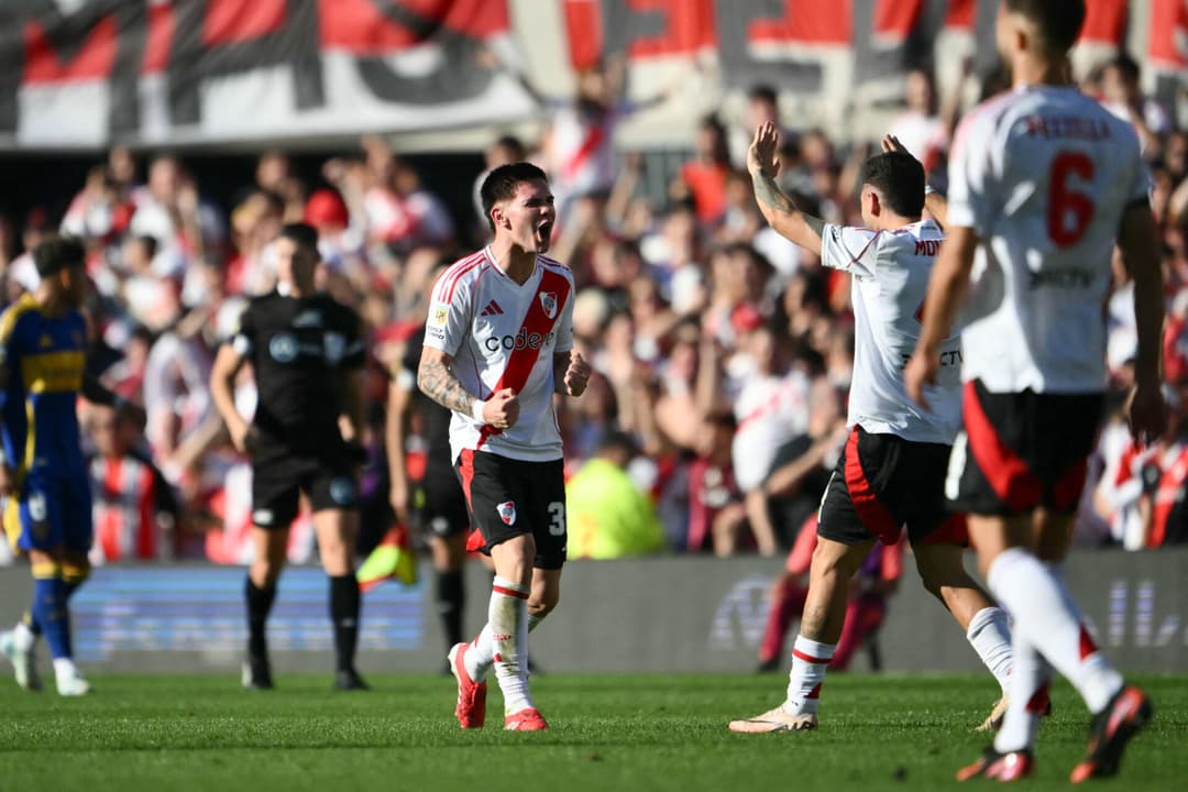 Franco Mastantuono decidiu o superclássico argentino entre River Plate e Boca Juniors (Foto: Luis ROBAYO/AFP)