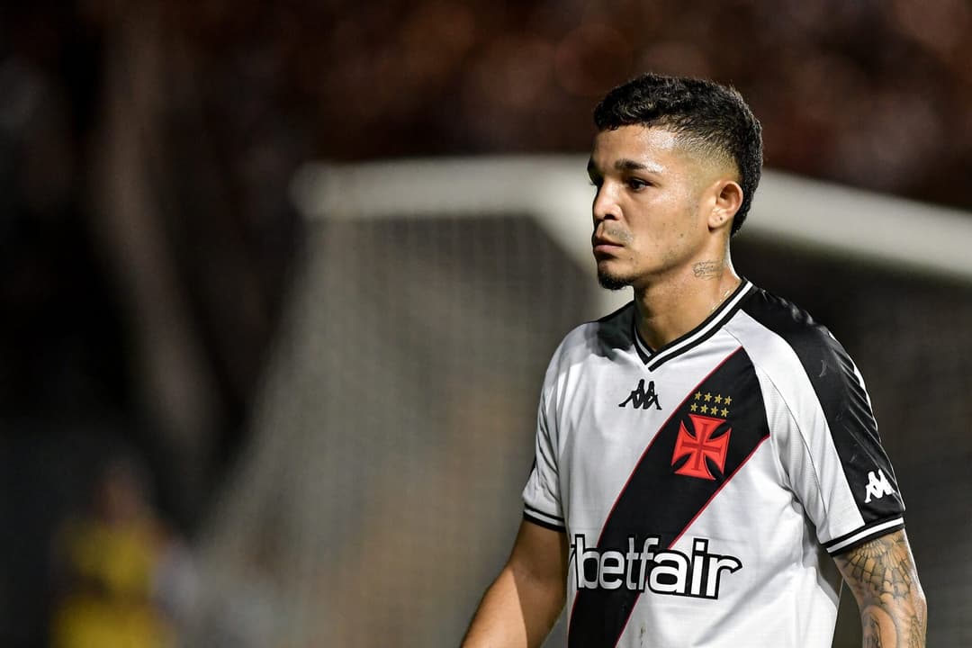 Adson segue buscando espaço no Vasco (Foto: Thiago Ribeiro/AGIF)