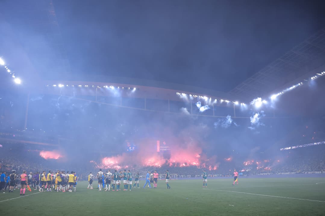 Torcida do Corinthians comemora o título do Campeonato Paulista diante do Palmeiras na Neo Química Arena. (Foto: Ettore Chiereguini/AGIF)