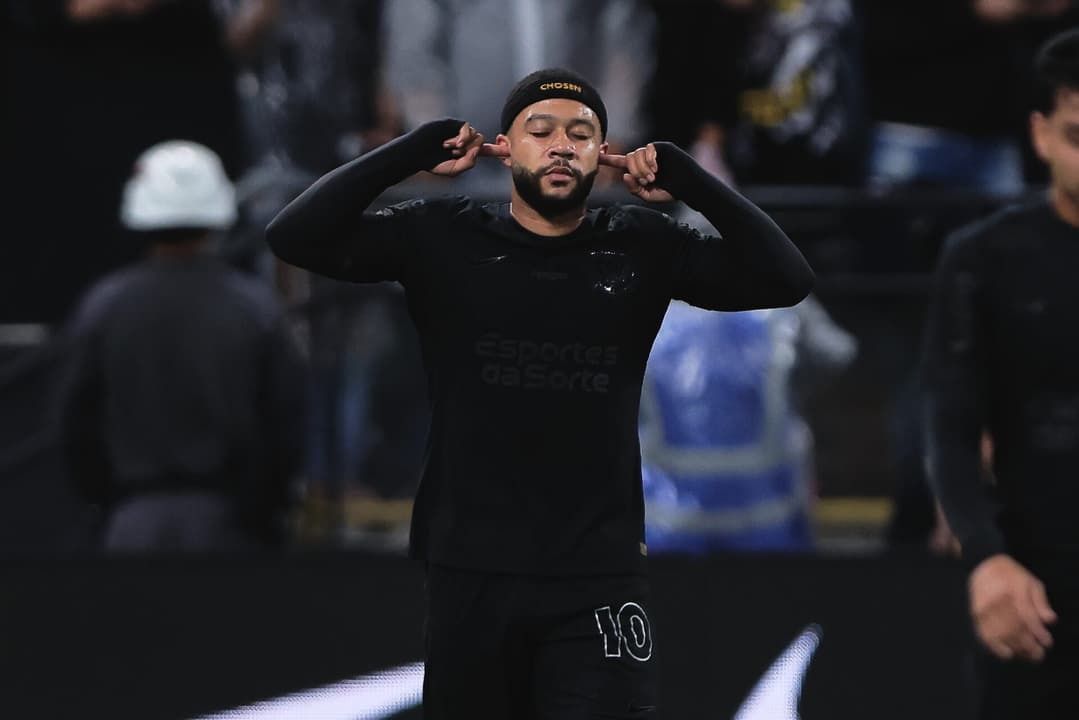 Memphis Depay na vitória do Corinthians sobre o Vasco