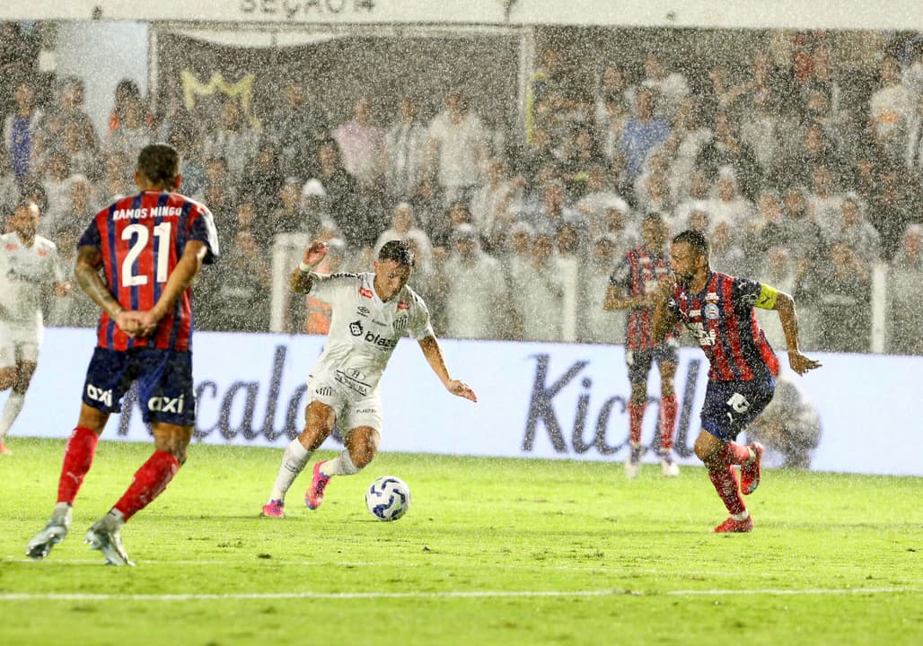 Santos empata com o Bahia sob forte chuva na Vila Belmiro. (Foto: Mauricio De Souza/AGIF)