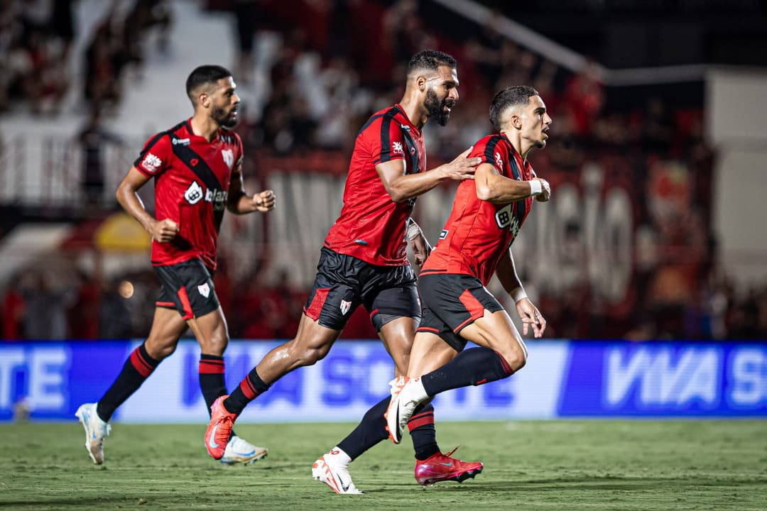 Raí Ramos marcou lindo gol na vitória do Atlético-GO (Foto: Isabela Azine/AGIF)