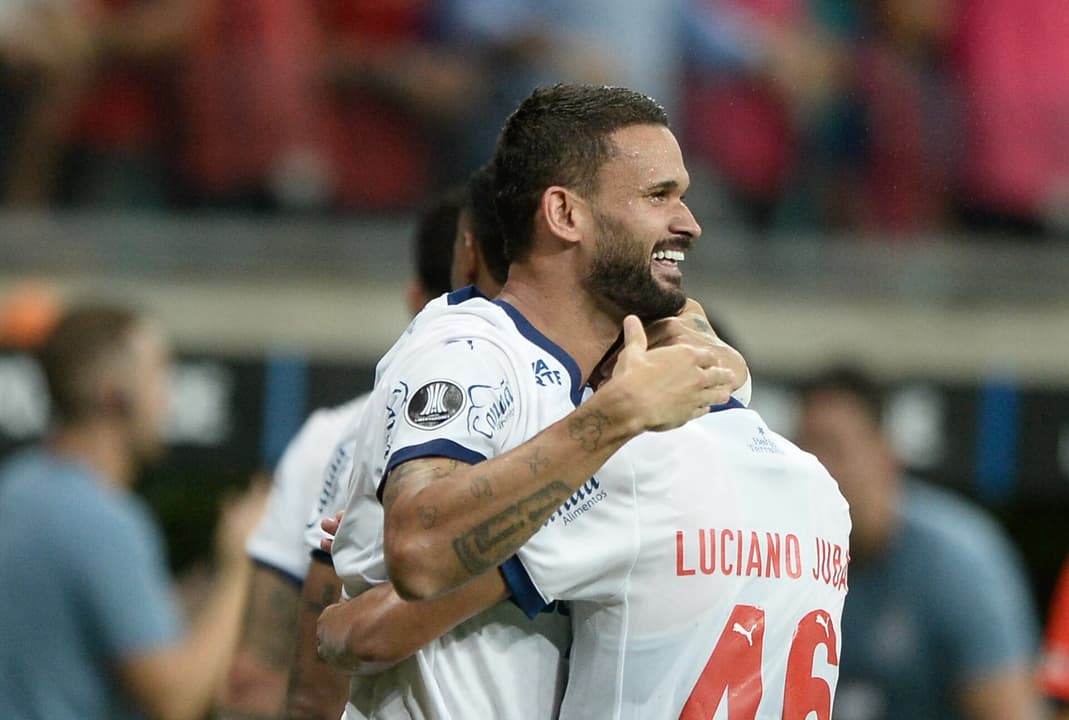 William José, do Bahia, comemora gol contra o Atlético Nacional (Foto: Jhony Pinho/AGIF)