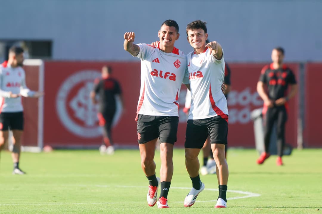 Treino do Internacional - Aguirre (E) e Bernabei (D) (Foto: Ricardo Duarte/SC Internacional)