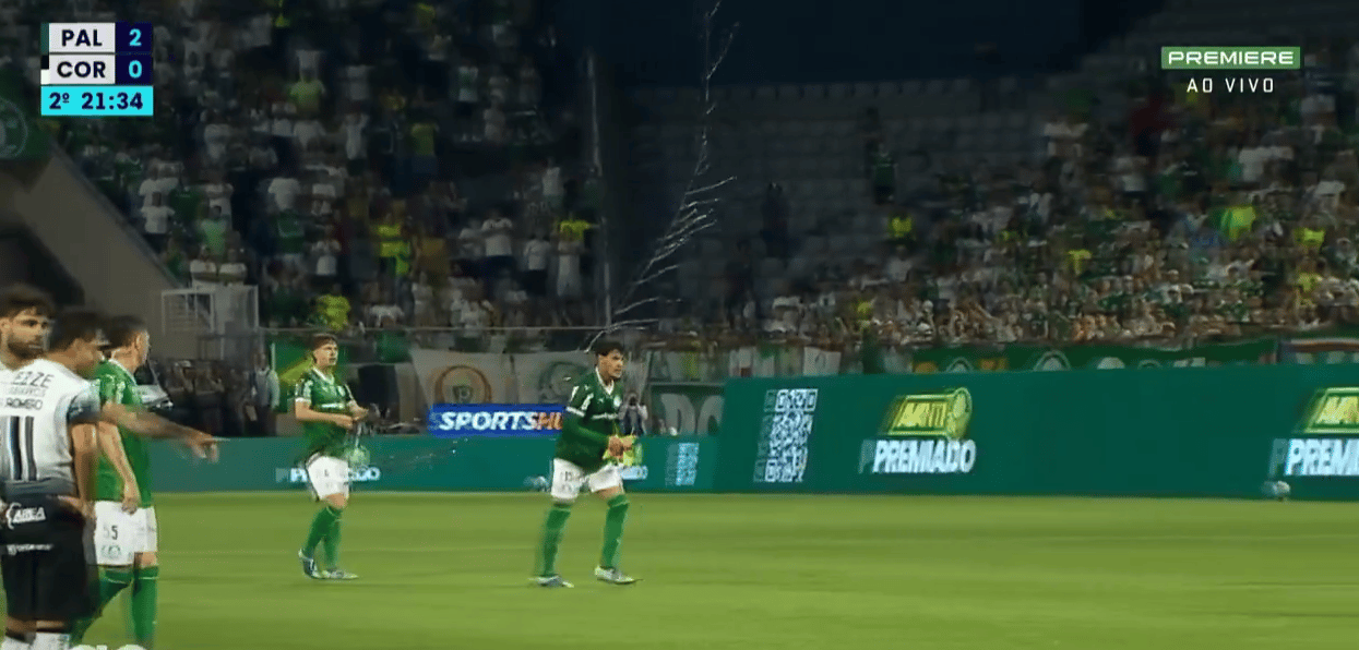 Gustavo Gómez retira a pipa do gramado (Foto: Reprodução/Premiere)