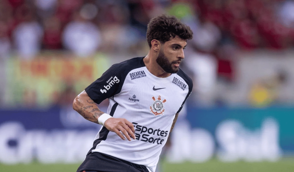 Yuri alberto vestindo a camisa do Corinthians durante jogo de futebol