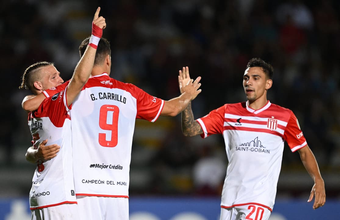 Santiago Ascacibar comemora o gol com Guido Carrillo e Eric Meza em Carabobo x Estudiantes. (foto: Federico PARRA / AFP)