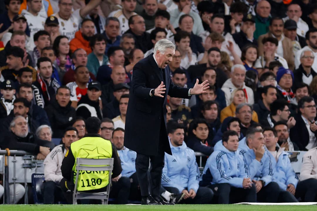 Carlo Ancelotti reage durante derrota do Real Madrid para o Arsenal, na Champions League