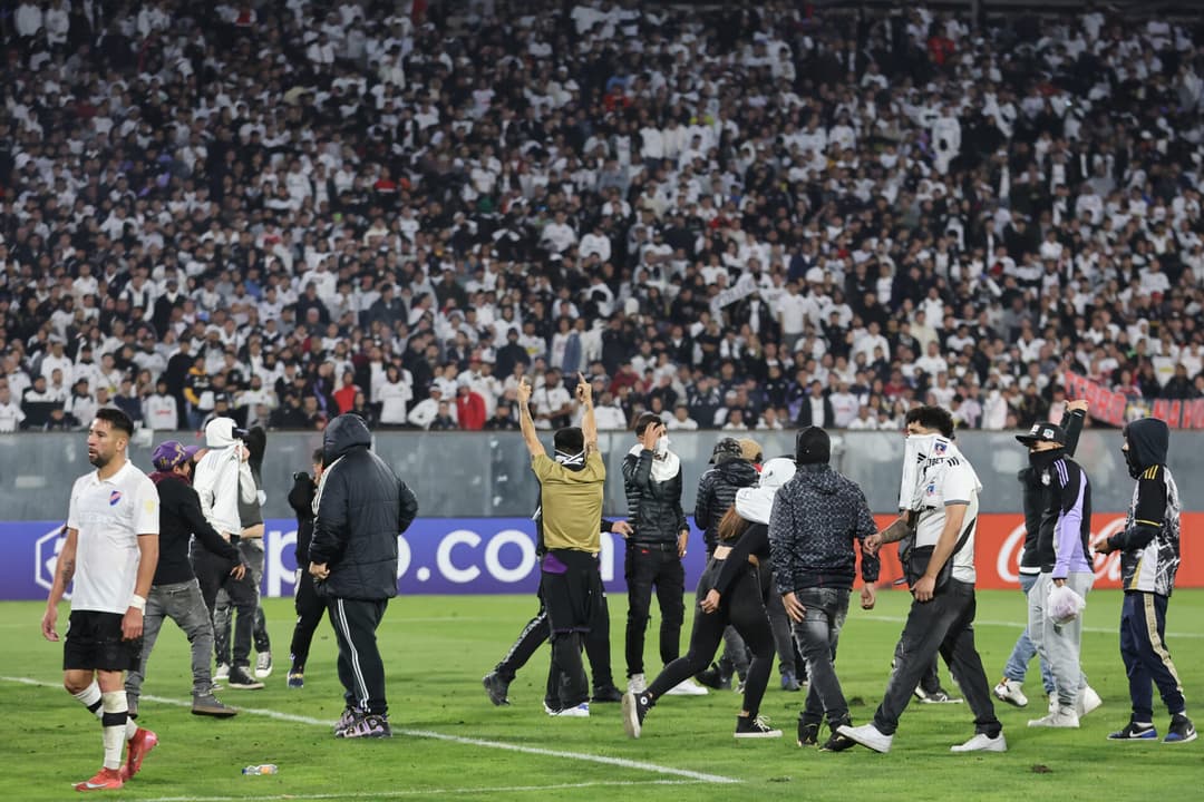 Torcedores invadem o campo em Colo-Colo x Fortaleza. (foto: Javier TORRES / AFP)