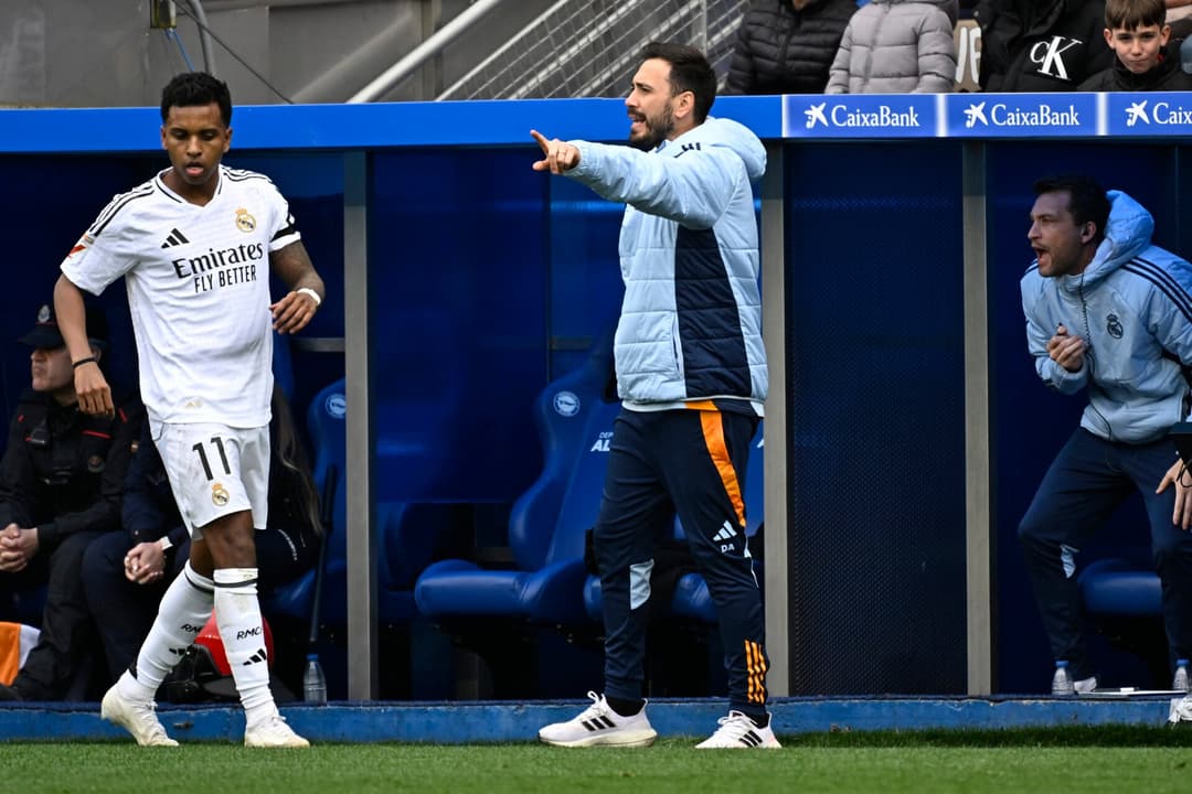 Davide Ancelotti orienta jogadores do Real Madrid na vitória sobre o Alavés, pela La Liga