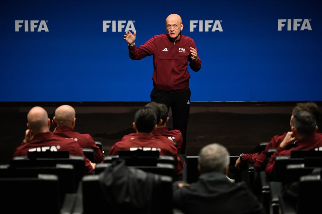 Pierlugi Collina apresenta seminário para árbitros da Fifa (Foto: Fifa/divulgação)
