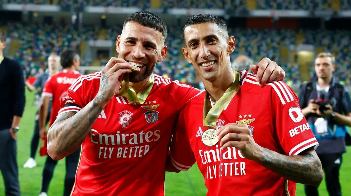 Otamendi e di María com medalha de campeões da Liga Portugal