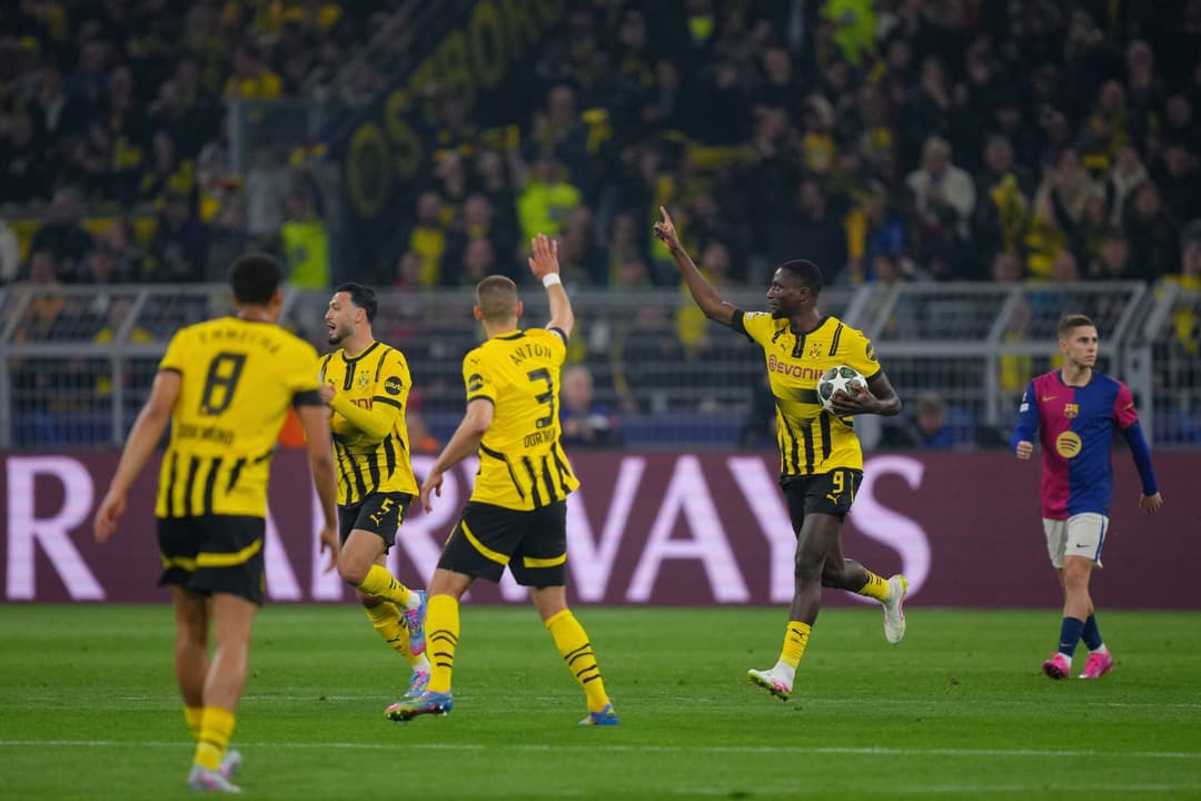 Guirrasy comemora um de seus três gols marcados pelo Dortmund sobre o Barcelona