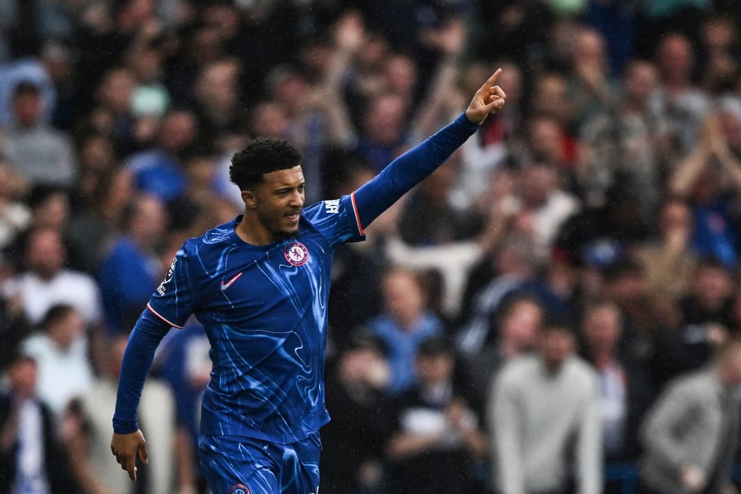 Jadon Sancho em ação pelo Chelsea na Premier League (Foto: Ben STANSALL / AFP)