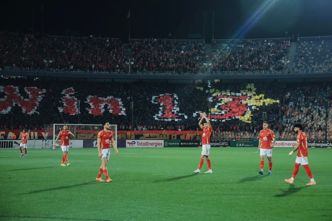 Jogadores do Al-Ahly em campo pela Champions da África (Foto: Reprodução/X)