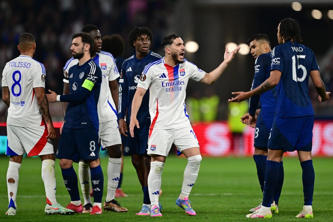 Jogadores de Lyon e Manchester United discutem em confronto pela Europa League