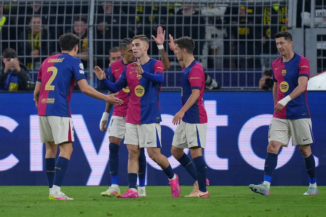 Jogadores do Barcelona comemoram gol marcado sobre o Dortmund na Champions League