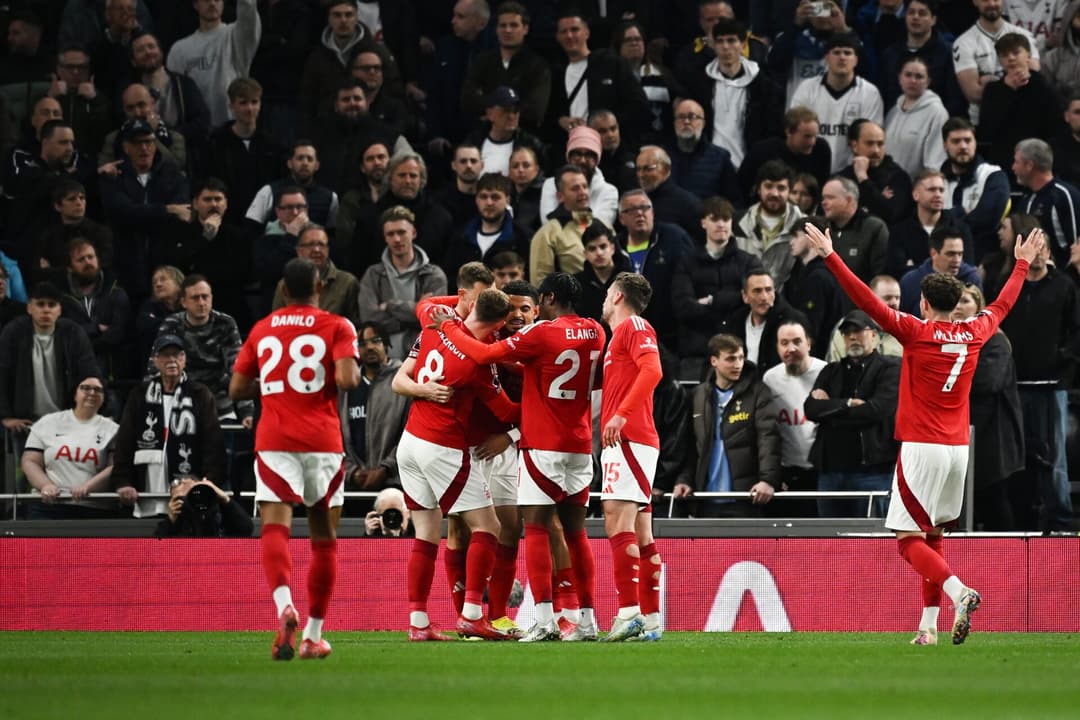 Jogadores do Nottingham Forest comemoram gol marcado sobre o Tottenham, pela Premier League