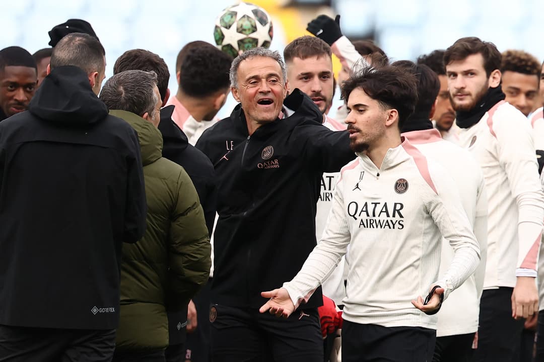 Luis Enrique conversa com Vitinha em treino do PSG no Villa Park, na véspera da Champions League