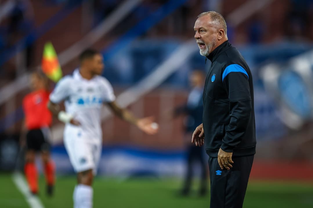 Mano Menezes durante o empate do Grêmio com o Godoy Cruz. (Foto: Lucas Uebel/Grêmio FBPA)