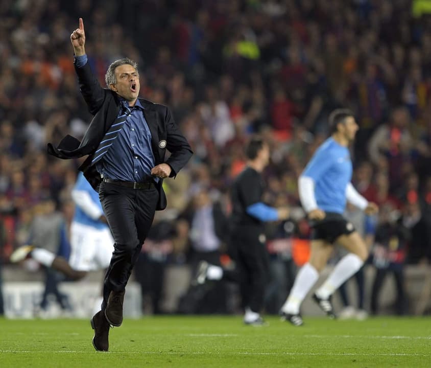 Mourinho comemora vitória da Inter de Milão contra o Barcelona na Champions