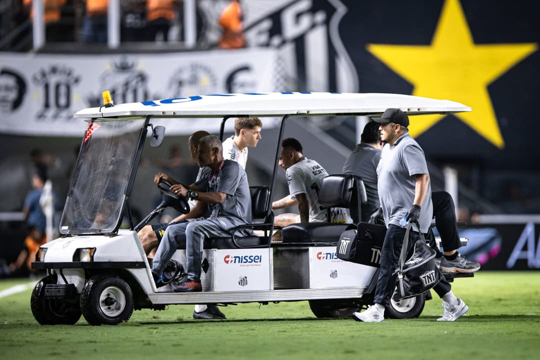 Neymar deixa o campo em Santos x Atletico-MG (foto: Abner Dourado/AGIF)